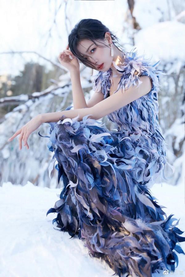 萬茜冬天不怕冷，穿單薄羽毛裙漫步雪地中，再現“雪女”