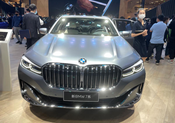 商務出行的不二之選，寶馬7系實力能打，大尺寸格柵很吸睛