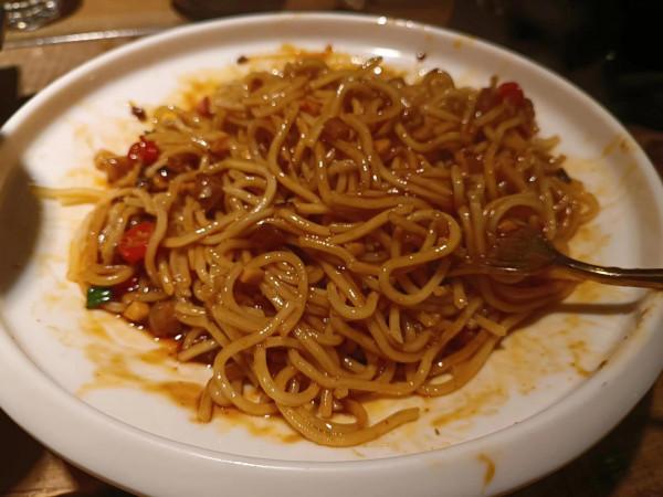 朋友請客吃飯，2人花268元點3個菜竟沒吃飽，回家還得吃泡麵頂餓