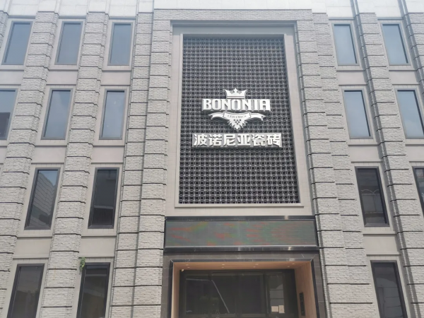 所有品牌都在做大規格的磚，而他們卻堅持做小磚，做得還很不錯