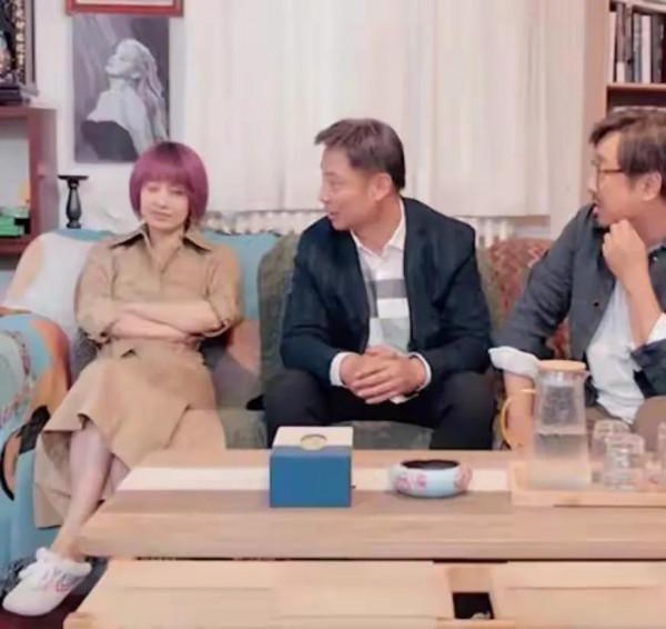 離婚的女人也瀟灑！李湘氣場全開炸裂機場，西裝配貴婦包富婆來了