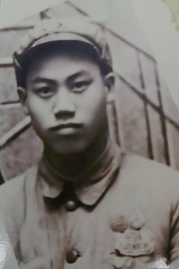 黨旗下的青春|陳進鵬:13歲參加革命,曾冒著炮火採訪 黨旗下的青春|陳進鵬:13歲參加革命,曾冒著炮火採訪