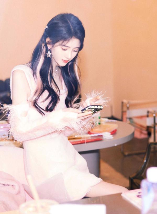 鞠婧禕酷拽造型來襲！個性公主切髮型配絲絨長裙，時尚又吸睛