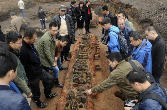 考古隊發掘戰國古墓，挖出特殊杯子，送往北京鑑定後興奮不已