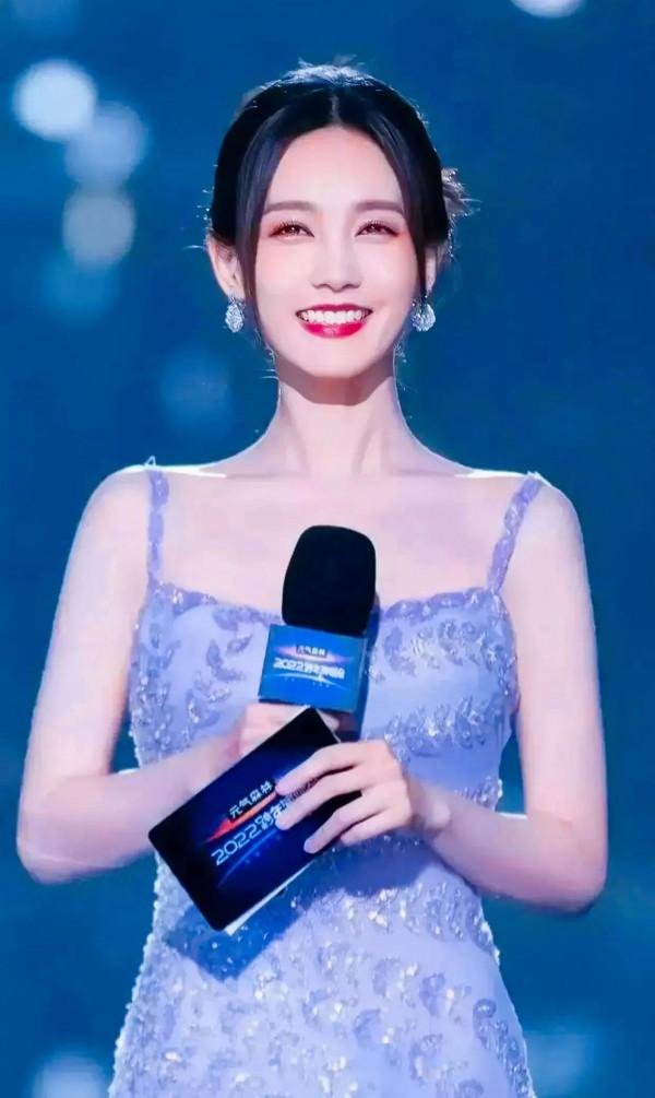 李一桐美麗大方 李一桐美麗大方