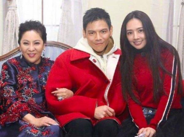 向佐曾對她一見鍾情，戀愛成熟見父母時，向太卻一句話拒絕了