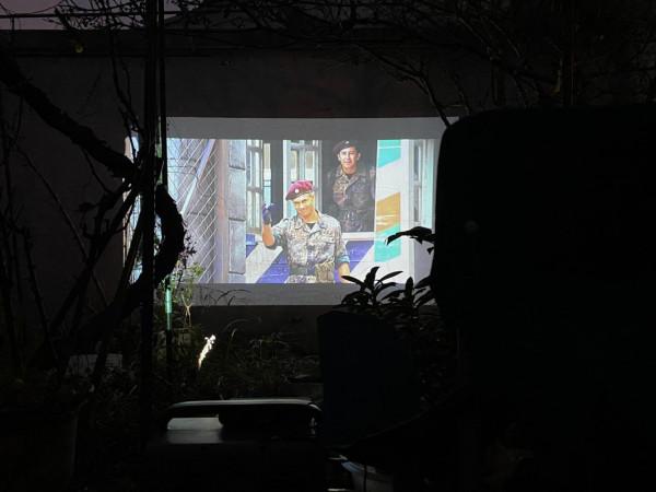 戶外看大片，辦公投文件，口袋鐳射投影機峰米P1效果實測