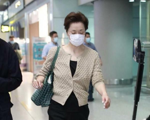 毛阿敏背7000名包配帆布鞋,58歲走出豪門闊太氣質現身機場 毛阿敏背7000名包配帆布鞋,58歲走出豪門闊太氣質現身機場