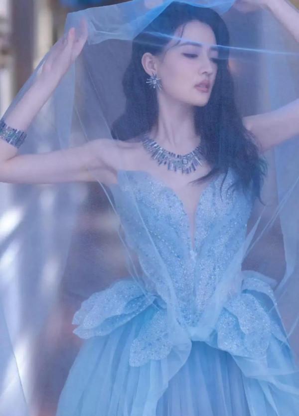 關曉彤撞衫徐璐,一個鄰家小妹,一個高階女星,網友:差距真大 關曉彤撞衫徐璐,一個鄰家小妹,一個高階女星,網友:差距真大