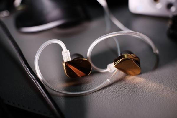 「屑嚯」成為一束光 - 水月雨 光 入耳式耳機 「屑嚯」成為一束光 - 水月雨 光 入耳式耳機