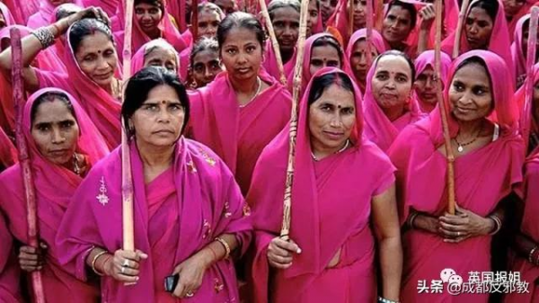 印度“粉紅幫”,一個為了反抗家暴而成立的女性團體 印度“粉紅幫”,一個為了反抗家暴而成立的女性團體