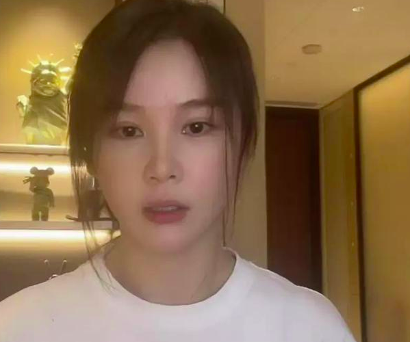 新版周芷若被網友群嘲&OpenCurlyDoubleQuote;科技臉&rdquo;，演員本人素顏出鏡，疑似回應