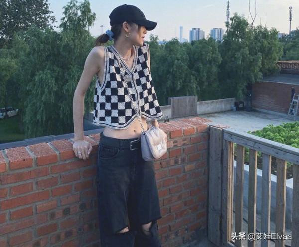 劉雯終於高調,穿“兒童背心”機場秀身材,打扮清涼超模腰搶鏡 劉雯終於高調,穿“兒童背心”機場秀身材,打扮清涼超模腰搶鏡