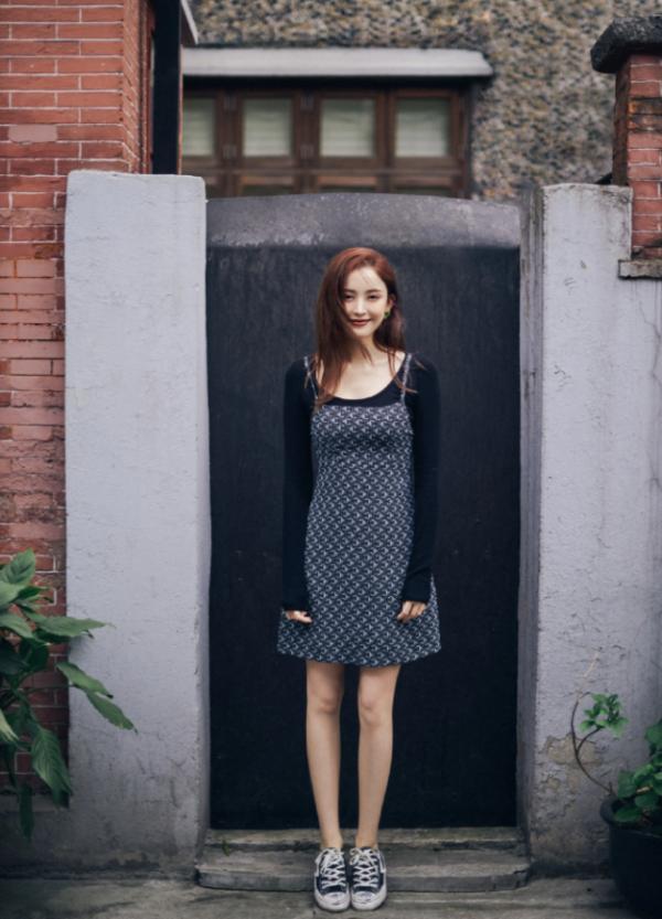 娜扎私服美照出爐，條紋套頭衫休閒簡便，公主頭髮型清靈可人