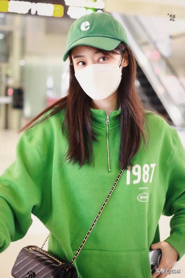 張小斐的氣質穿搭越來越好了，就算全身綠都很好看