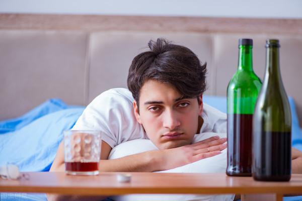 “宿醉”不是簡單喝多了，10種加速“清醒”的食物避免更大問題