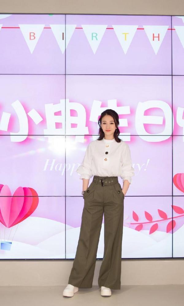 李小冉肌膚白似糯米，麒麟臂小粗腿身材魁梧，女人味十足