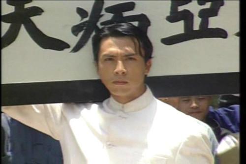 昔日影帝淪落街頭擺攤！港娛為何會跌落神壇？TVB薪資成罪魁禍首