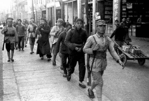 老農開破車去找戰友：我是開國少將，門衛不信，以為是撿廢品的