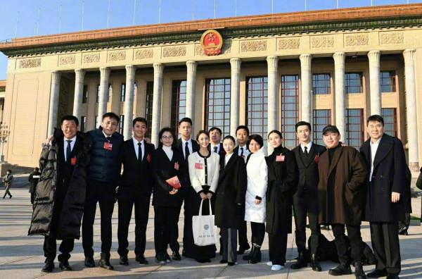 文代會明星拍合照，靳東侯鴻亮單獨同框，沈騰為露臉偷偷踮腳