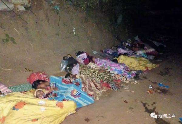 緬甸妙瓦底難民營，炮彈掉落瞬間，伴隨著尖叫聲，難民四散逃開