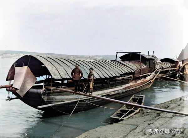 1911年2月的湖北宜昌,漁民用水獺捕魚,巨大的墓碑令人震撼 1911年2月的湖北宜昌,漁民用水獺捕魚,巨大的墓碑令人震撼