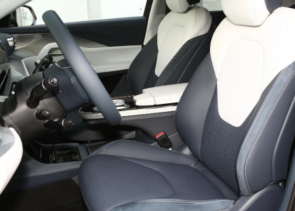 多種純電續航里程，極狐 阿爾法S外觀極具未來感，空間也足夠