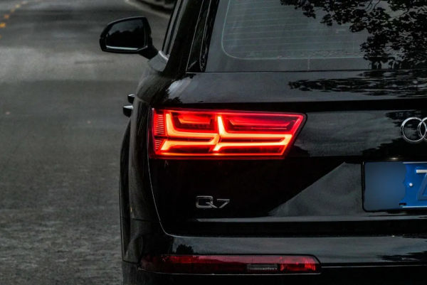 二手準新奧迪Q7,內飾貼膜、腳墊通鋪,不容錯過 二手準新奧迪Q7,內飾貼膜、腳墊通鋪,不容錯過