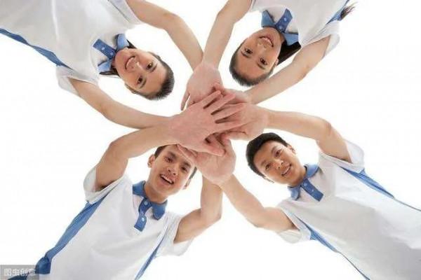 他默默的拿出一把菜刀，放在枕頭底下，接著，一根鐵釺子放在頭上