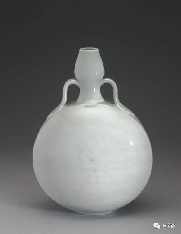 明龍泉窯青釉刻花人物葫蘆紋綬帶耳扁壺 明龍泉窯青釉刻花人物葫蘆紋綬帶耳扁壺