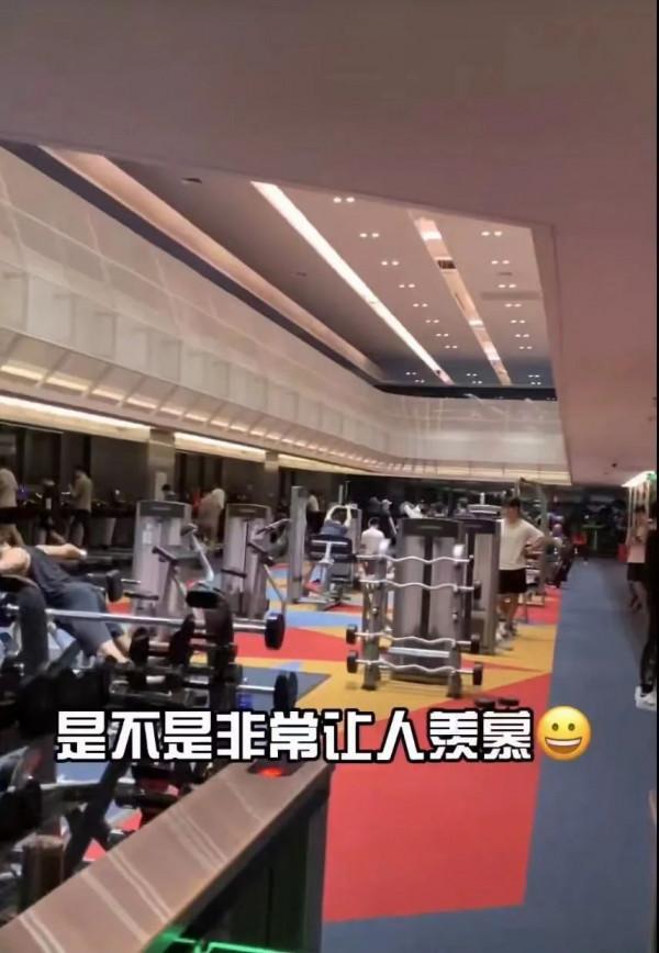 前央視女主持被前輩欺負一幕,戳穿真相:你越弱,世界對你越壞 前央視女主持被前輩欺負一幕,戳穿真相:你越弱,世界對你越壞