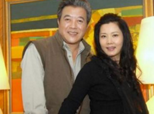 何賽飛：25歲嫁初戀，兒子跟她姓，32年無緋聞，婚姻美滿知足常樂