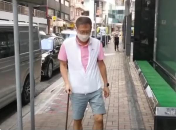 59歲何超瓊近照，穿橘色拼接衫面板白皙，同歲前夫卻拄著柺杖顯齡