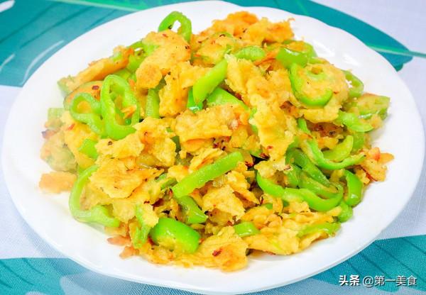青椒別再炒著吃了，青椒拌麵簡單一煎，香辣酥脆，下酒下飯都很棒
