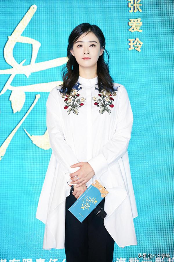 蔣欣瘦下來簡直太美了！穿黑裙配披風出鏡，同框曾黎都不輸