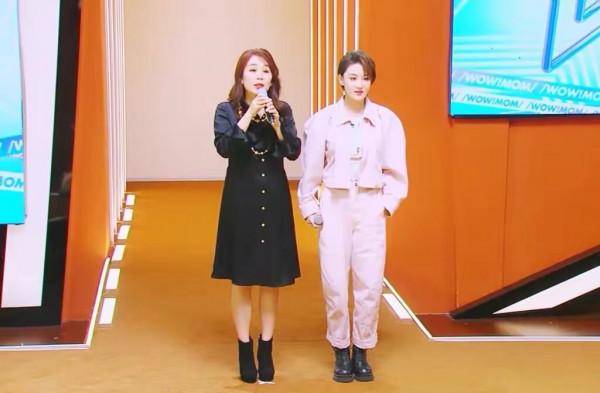 張馨予母女合體拍大片，媽媽穿綠色風衣扎高馬尾，腰和女兒一樣細