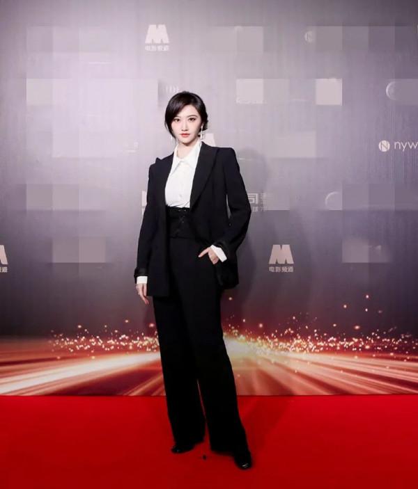 又來電影節紅毯，景甜黑白配帥瘋了，兩位娘娘差距大，劉燁好敢啊