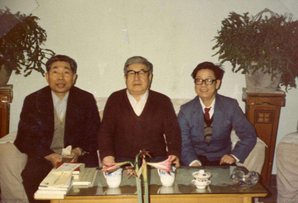 他促進西藏和平解放有功，後來又主政寧夏，晚年副國級，子女很牛