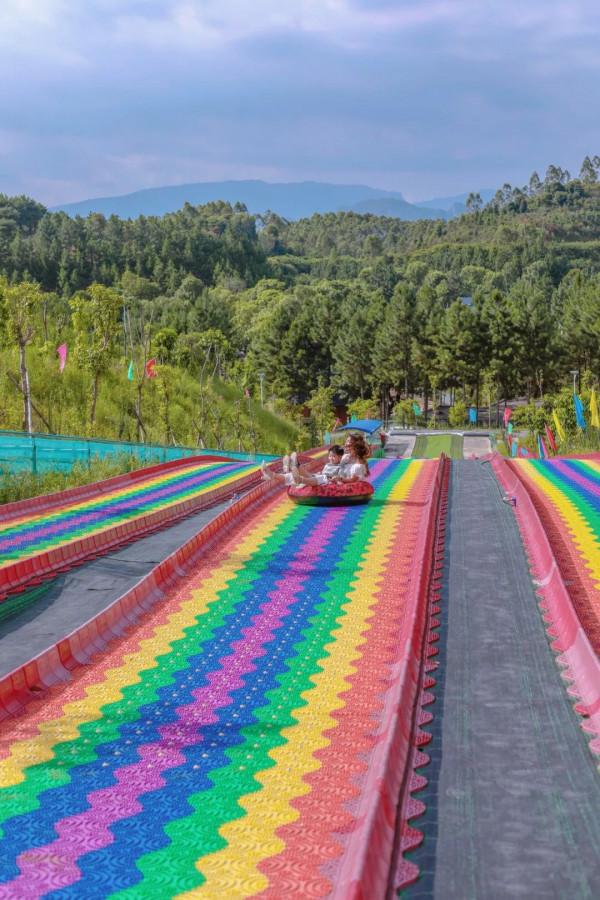 周邊遊｜住進小木屋泡私湯，乘網紅小火車玩彩虹滑道