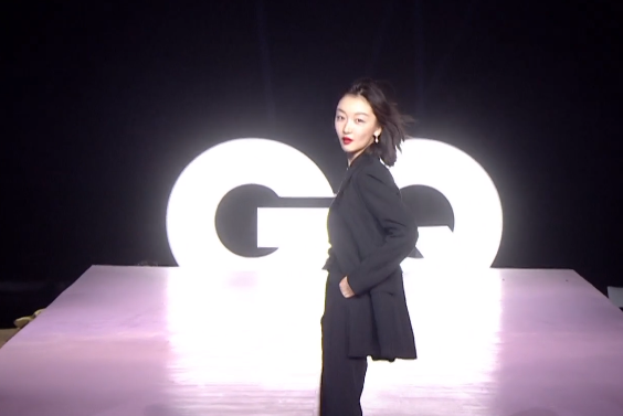 GQ沙灘紅毯來了!熱巴雀斑妝迷人,baby仙裙迎戰,關曉彤造型失策 GQ沙灘紅毯來了!熱巴雀斑妝迷人,baby仙裙迎戰,關曉彤造型失策