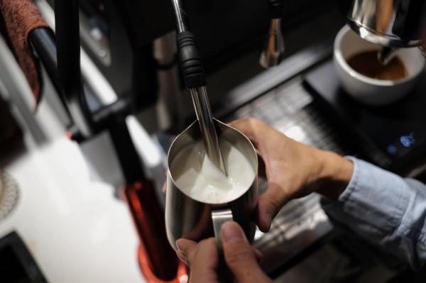 商用咖啡機vs家用咖啡機的最佳打奶泡時間：