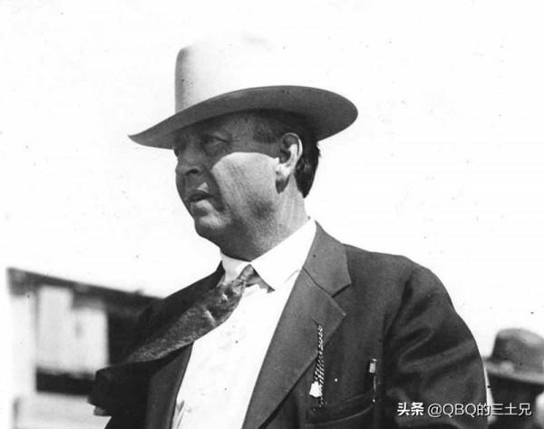 154號公路伏擊戰，警方精心設下圈套，130多槍擊斃“亡命鴛鴦”