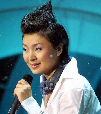 陳紅：當紅時嫁豪門，被負後轉移丈夫12億財產，今和兒子相依為命