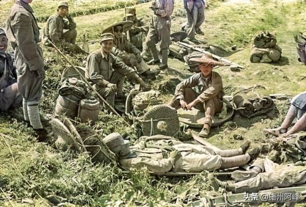 1949年國民黨淞滬警備隊士兵在上海構築防禦陣地的畫面 1949年國民黨淞滬警備隊士兵在上海構築防禦陣地的畫面