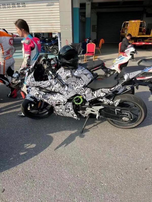 春風450SR賽道測試圖片再曝，Brembo直推上泵格外亮眼