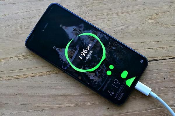 麒麟980，兩年前的榮耀Magic2，目前仍屬旗艦，大叔賺樂了