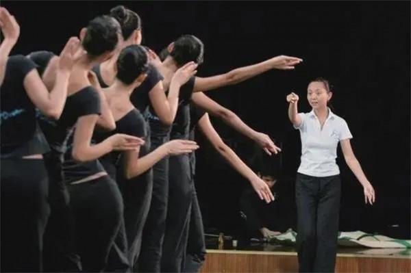 當年，被富商苦追8年的千手觀音聾啞人領舞，如今過得怎麼樣