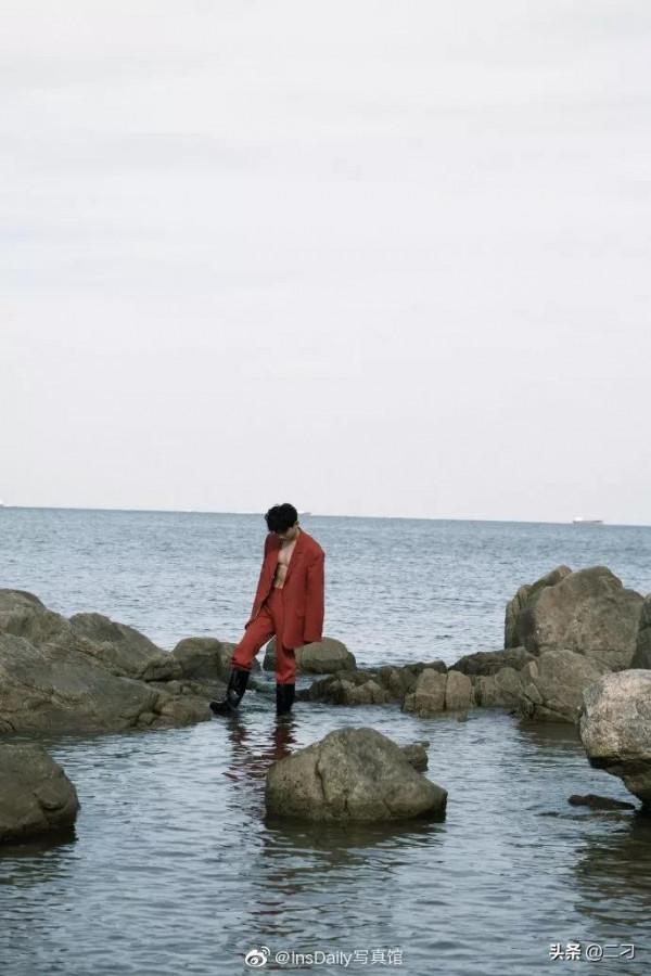 白敬亭 x MiniBAZAAR 十月刊海邊踏浪的純粹少年 ​​​​ 白敬亭 x MiniBAZAAR 十月刊海邊踏浪的純粹少年 ​​​​