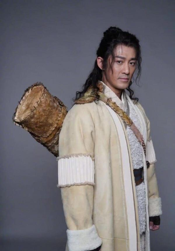 林峰帶妻女給大家拜年，懷抱女兒甜蜜出鏡，妻子張馨月變化大