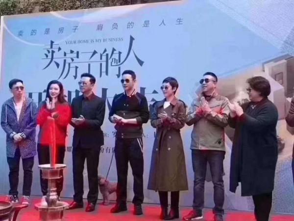 穿越了?熱播劇《突圍》曾在去年的《安家》中播出過片段 穿越了?熱播劇《突圍》曾在去年的《安家》中播出過片段